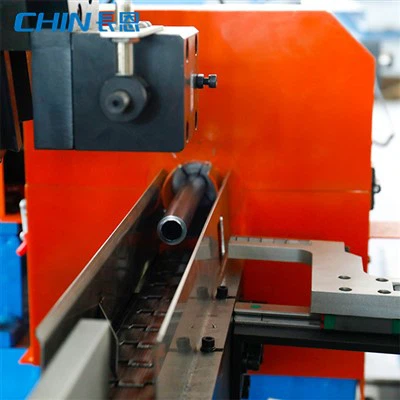 Autoteollisuuden putken päämuodostuskone